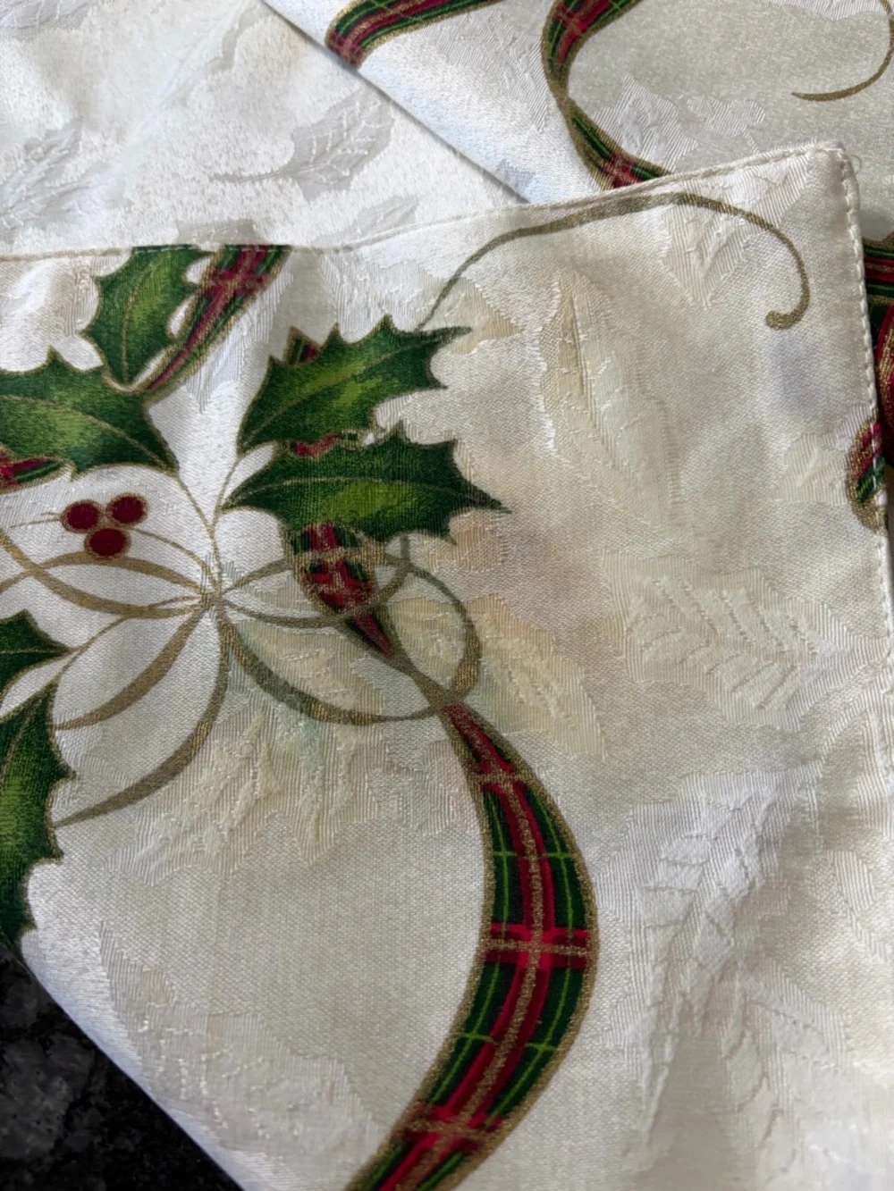 Holiday Nouveau Holly & Plaid Table Runner - Ivory and Green 90 x 14